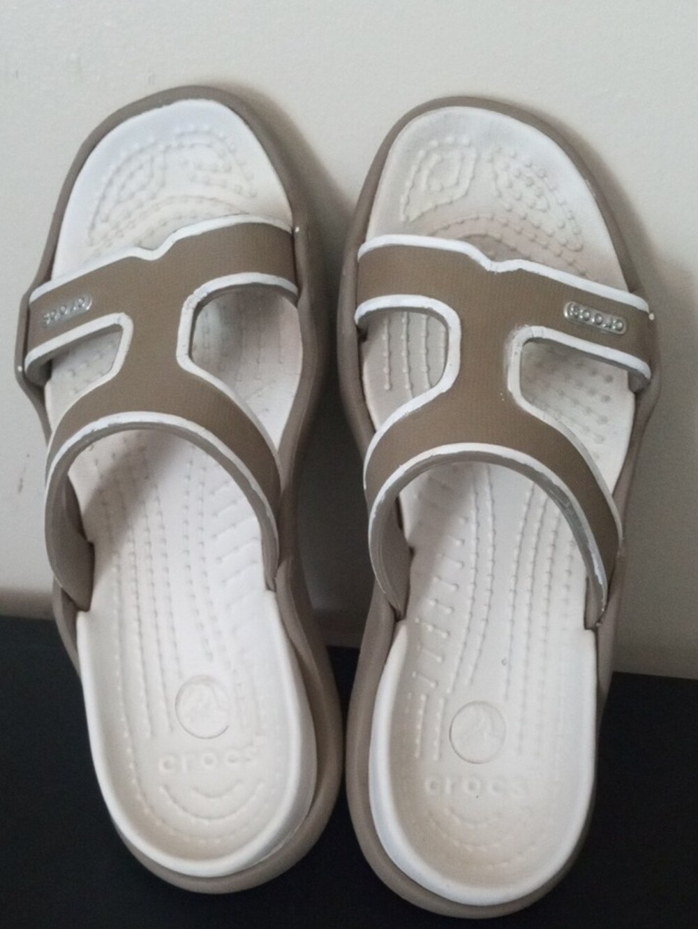CROCS Women's Brown and Cream Slip-On Sandals Size 6 - Picture 2 of 10
